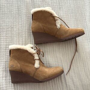 Ugg platform heel ankle boots lace up size 9.5 waterproof worn once